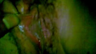 ಸ್ಲಿಮ್ ಟ್ಯಾಟೂ ಹಾಕಿಸಿಕೊಂಡ ಚಿಕ್ಕ ಕೂದಲಿನ ಬ್ಲಾಂಡೀ ಅಗ್ಗಿಸ್ಟಿಕೆ ಬಳಿ ಬಲವಾದ ಡಿಕ್ ಸವಾರಿ ಮಾಡುತ್ತಾನೆ