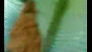 ಸ್ಲಟಿ ಕರ್ಲಿ ಕೂದಲಿನ ಶ್ಯಾಮಲೆ ಪಿಜ್ಜೇರಿಯಾದಲ್ಲಿ ಕಮ್ಗಾಗಿ ಸೊಗಸುಗಾರನ ಕೋಳಿಯನ್ನು ಹೀರುತ್ತಿದೆ